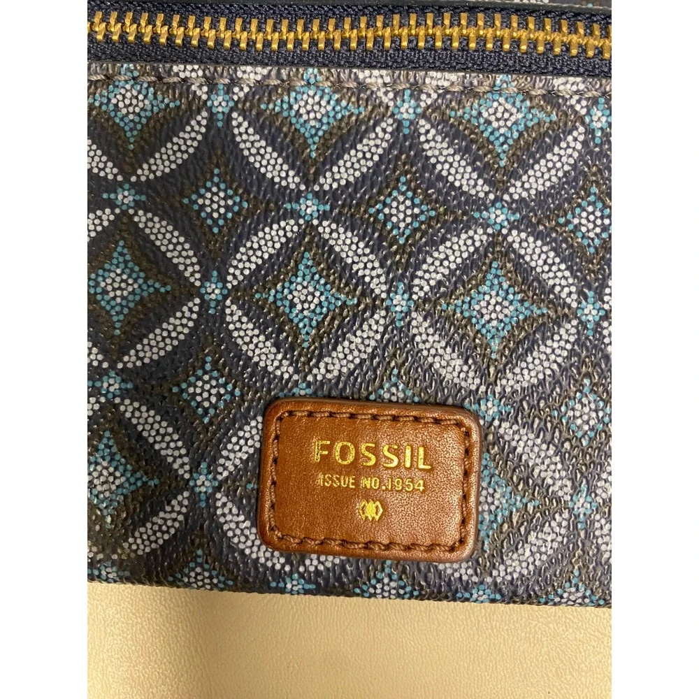 Fossil Sydney Signature Zip Around Clutch Wallet Blue Geometric Wristlet Strap